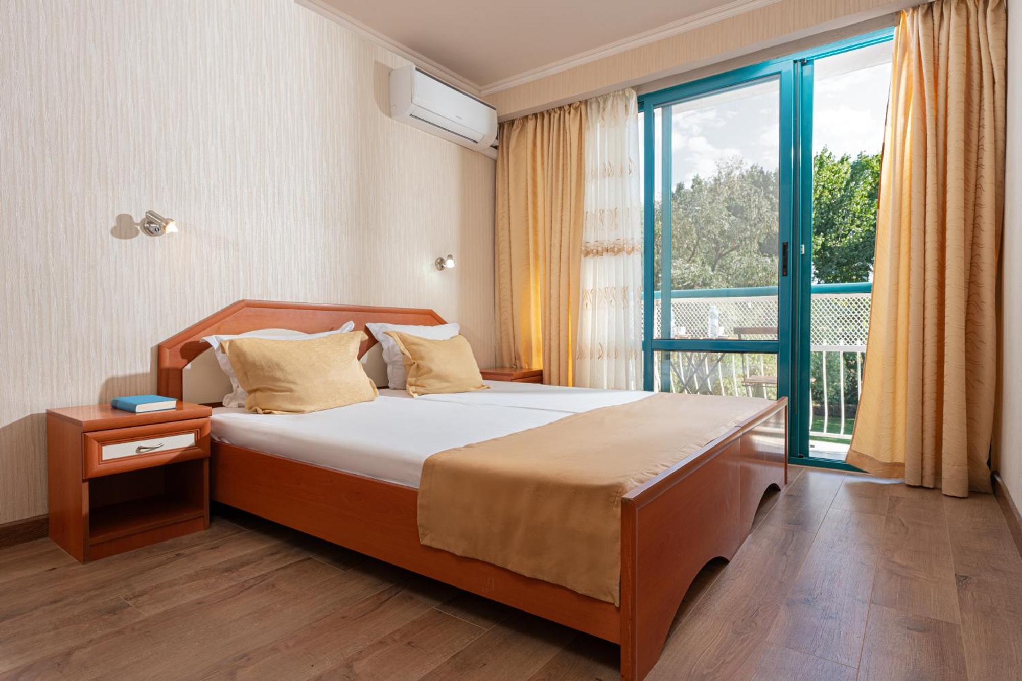 Doppel- oder Zweibettzimmer mit Balkon und Straßenblick