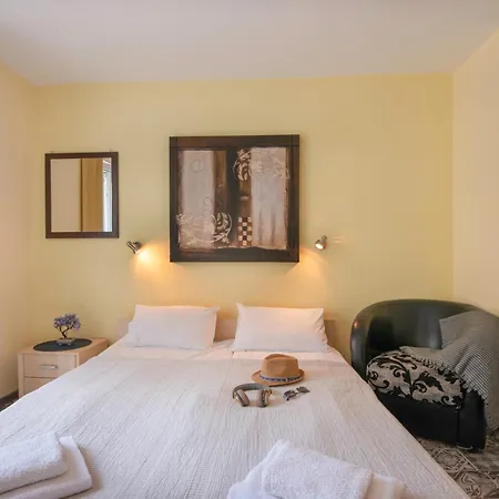Viva Apartments With Free Parking-2